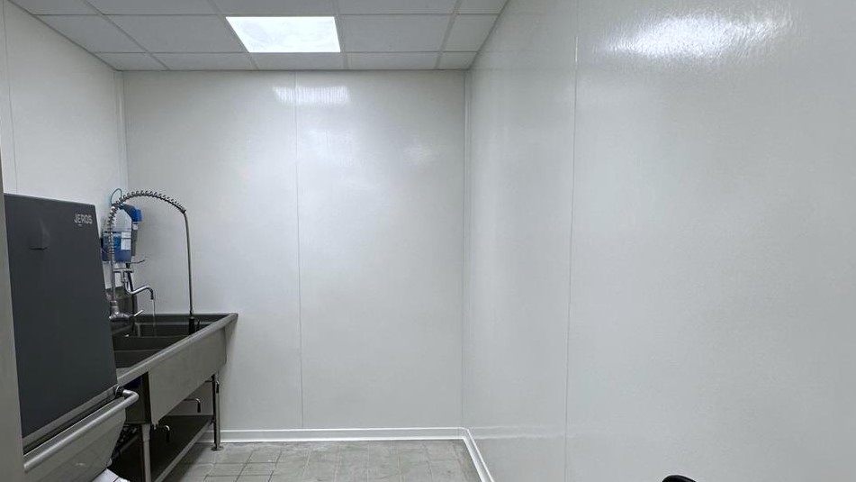 Murs d'une zone de plonge totalement remplacés par Panelconstruct avec des panneaux en Polypanel (polyester 2mm)