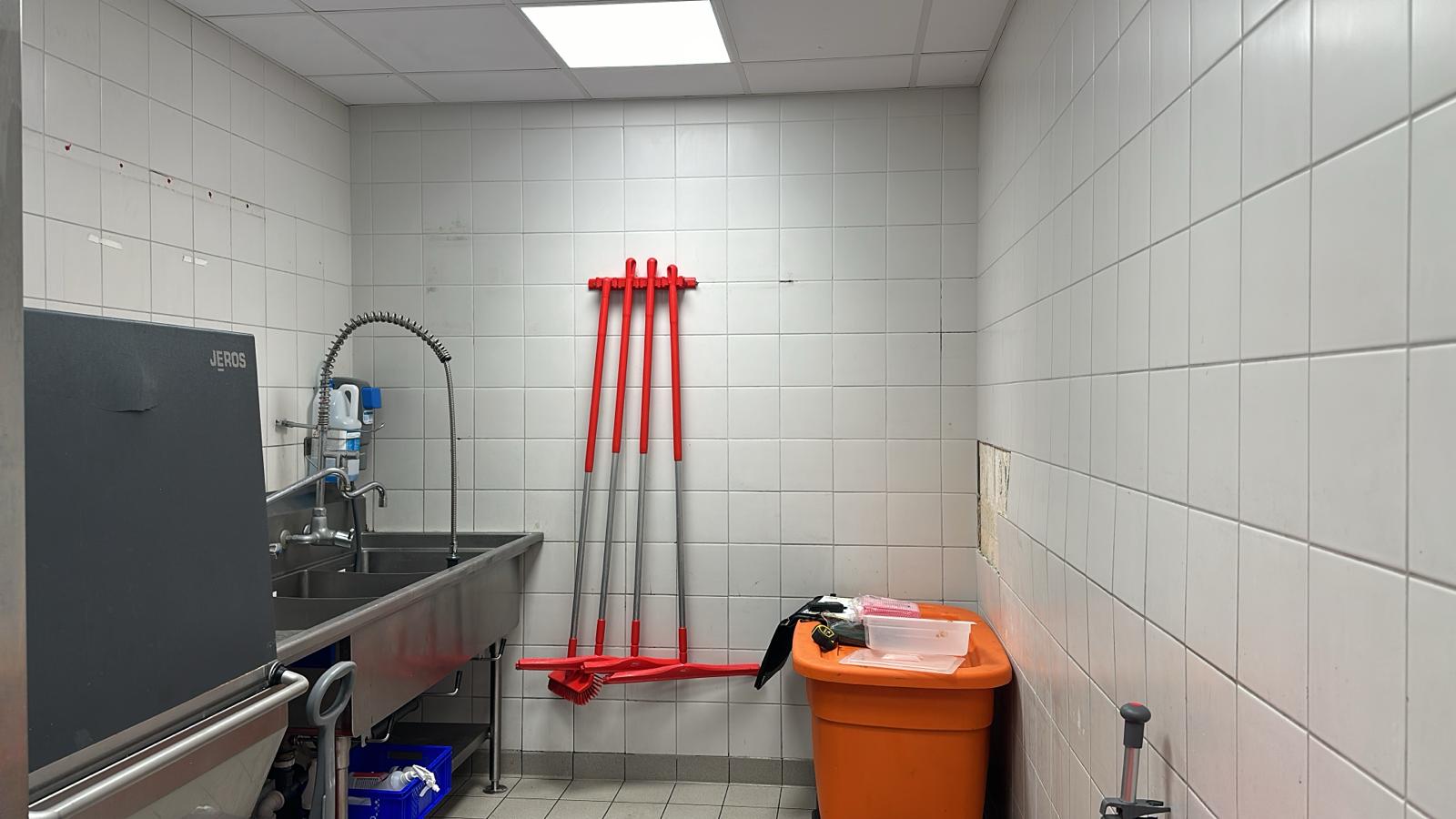 Avant la rénovation de plonge pour un restaurant. Local en carrelages dégradés avant le passage de Panelconstruct