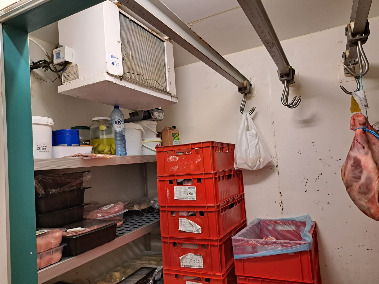 Photo de la chambre froide d'une boucherie avant le passage de Panelconstruct. Les murs et le plafond ne sont pas aux normes d'hygiène.