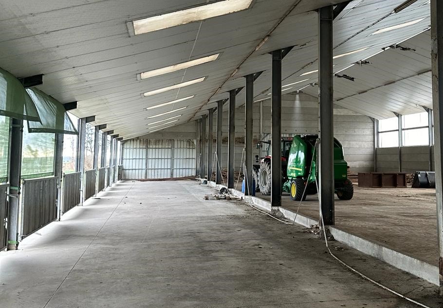 L'image montre un bâtiment agricole avant sa transformation et l'installation de murs, cloisons et plafonds par Panelconstruct.