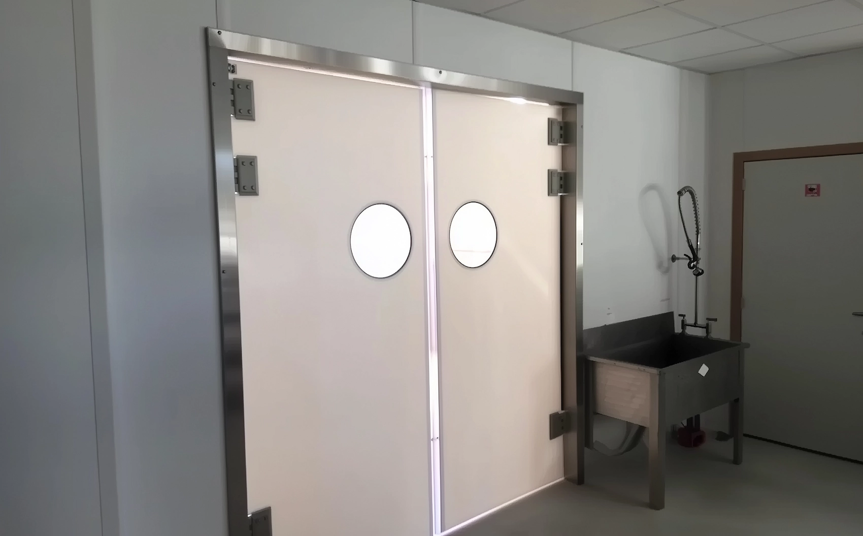 Porte à double battant installée en milieu industriel par Panelconstruct